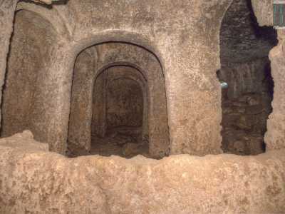 ...divise da una serie di suggestive arcate che si susseguono, con andamento est-ovest e con una leggera apertura a ventaglio, verso l�area presbiteriale